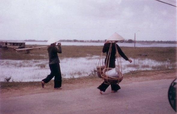 Peasant ladies with Chogie sticks