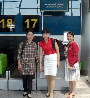 Da Nang flight to Hanoi, the ladies agreed to pose for a photo Da Nang flight to Hanoi, the ladies agreed to pose for a photo